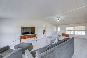 Living Room | Free WiFi | Smart TV | Central A/C & Heat