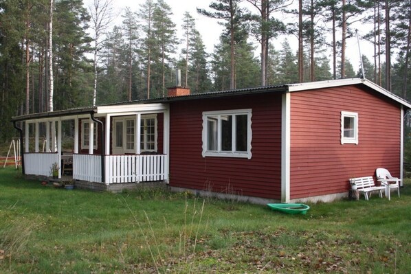 Veranda med utsikt mot sjön.