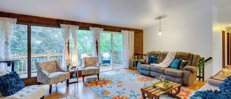 Lake Forest Park Vacation Rental | 5BR | 3BA | 1 Step to Access | 2,510 Sq Ft