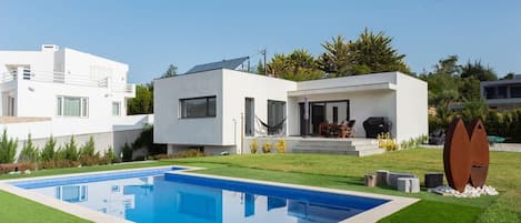 Home sweet home!!  A house with a gorgeous green backyard and a tranquil pool - the perfect spot to unwind! #pt #potugal #sintra #sweethome #unwind #pool