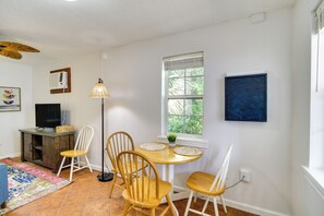 Dining Area | Dishware/Flatware Provided