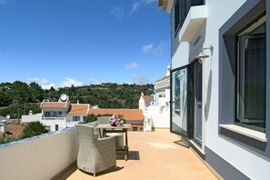 Terrasse de Casa Sereia Praia avec une table et deux chaises