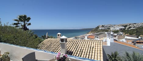 Vista sulla spiaggia e sul mare di Salema dalla terrazza