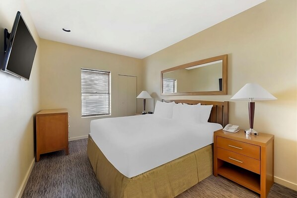 Unit with 1 King size bed. Exact unit will be assigned upon arrival. Views, colors and decor may vary.