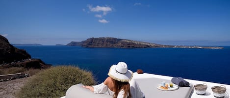 Exquisite Oia Retreat | Luxurious Junior Suite Villa Ode | Private Jacuzzi & Sunset Views | Santorini Elegance