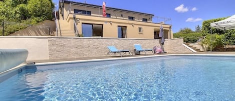 Petit gîte/maison de vacanceso (avec piscine et billard) 'Au Petit Fontainebleau' à CHARNAY (Rhône, Beaujolais des Pierres Dorées, proximité de Lyon et Villefranche-sur-Saône)