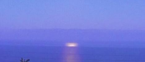 Unforgettable Kona Coastline View✨
That’s the moon shining on the Ocean🤩