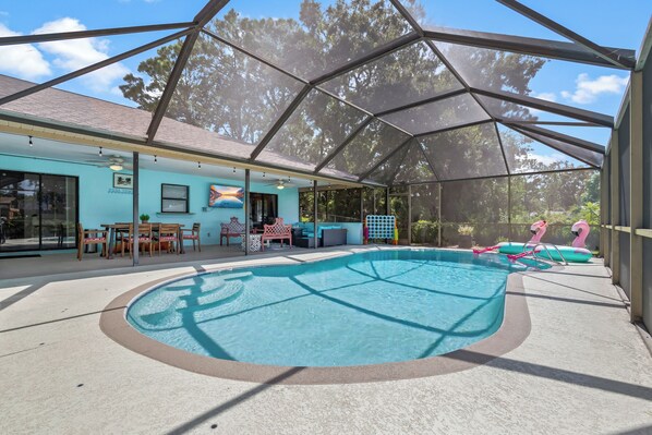 Large Pool | Fire Pit | 65 In TV