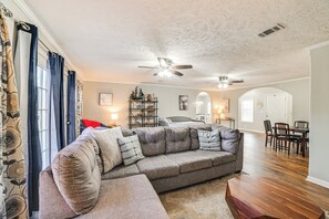 Living Room | Free WiFi | Central A/C & Heating