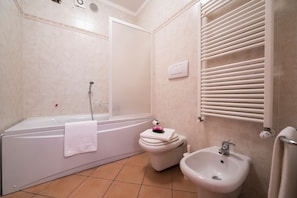 Badezimmer mit Badewanne und Handbrause