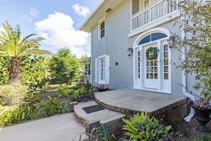 Front of the Boarding House, not the entrance to the unit. Entrance in back.