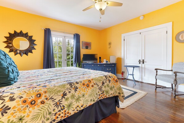 Sunny En Suite with King Size mattress.