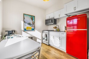Elegance in efficiency, chic PB stay. Fully equipped kitchen. Coffee provided. 