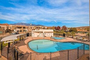 Amazing pool and hot tub