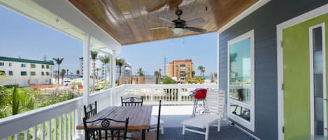 Covered deck off living area