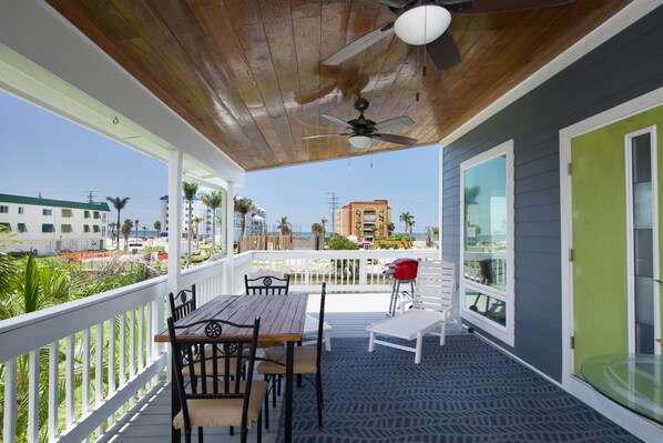 Covered deck off living area