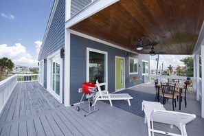 Spacious Deck with Grill