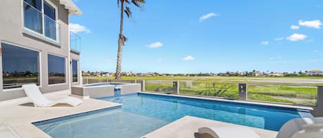 Stunning pool with gorgeous Saliña views in Noord Aruba - Provides a relaxed atmosphere for unwinding - Poolside chairs perfect for sunbathing and relaxation - Palm trees and tropical plants enhance the vacation feel