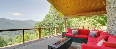 Maggie Valley Vacation Rental | 3BR | 3BA | 3,816 Sq Ft | Stairs Required