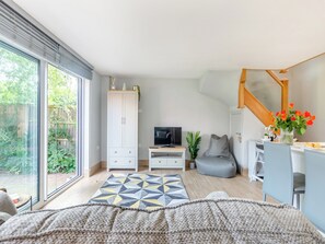 Open plan living space | The Retreat - Gables Retreats, Newark