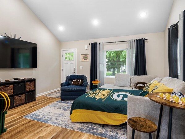Living Room With Smart Tv - Green Bay Theme
