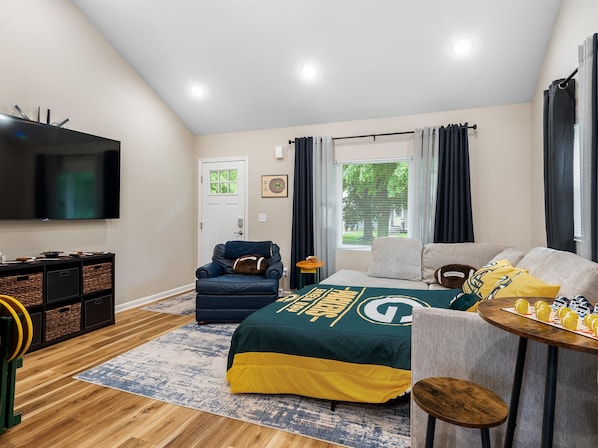 Living Room With Smart Tv - Green Bay Theme
