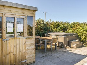 Hot tub | No Place, Sennen Cove