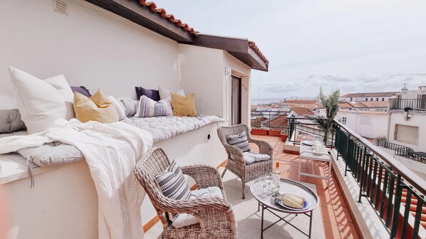 Private balcony with views on the Mirador. Accessible from the living room