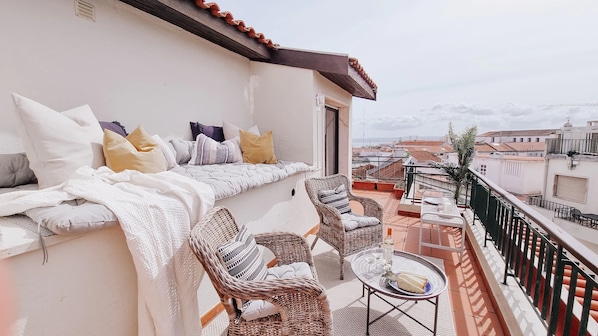 Private balcony with views on the Mirador. Accessible from the living room