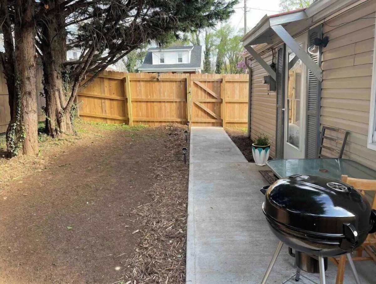 Cozy 1 bdrm 1 ba efficiency loft w private fenced-in yard perfect for ppl w pets