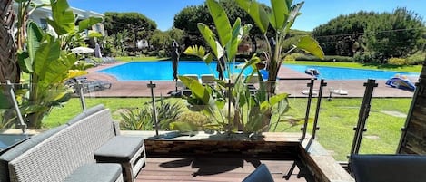 Terrasse avec vue sur la piscine