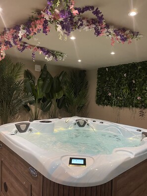 Indoor spa tub