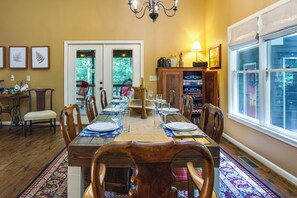 Dining Area | Dishware/Flatware Provided