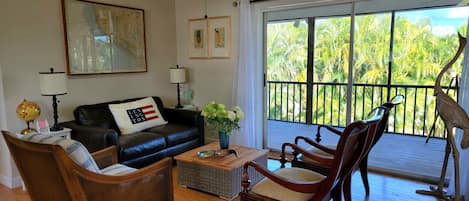 Livingroom with Garden, Pool & Canal View