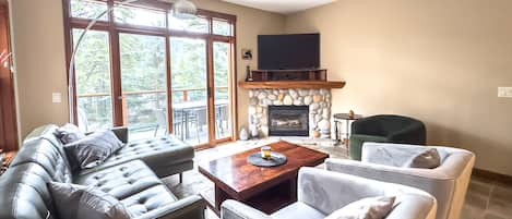 Cozy Living area for family/guest gatherings!