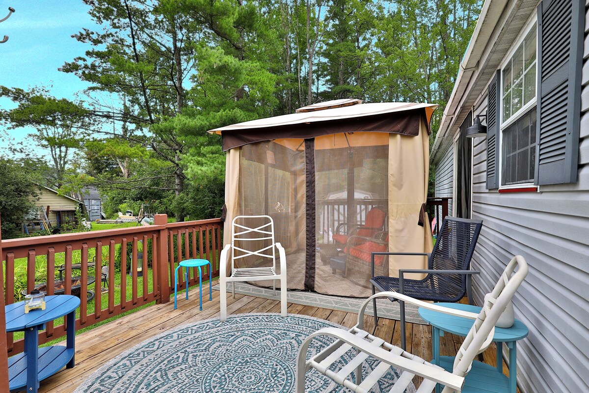 Lake Bomoseen Bungalow: 3BR/3BA. Private Boat Dock