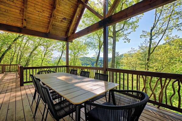 Outdoor Dining and Upstairs Deck