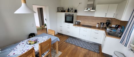 Ferienwohnung Hochfelln mit 2 Schlafz.m. je DU-WC, 80 m² bis 4 Personen im EG, Terrasse-Küche und Essen