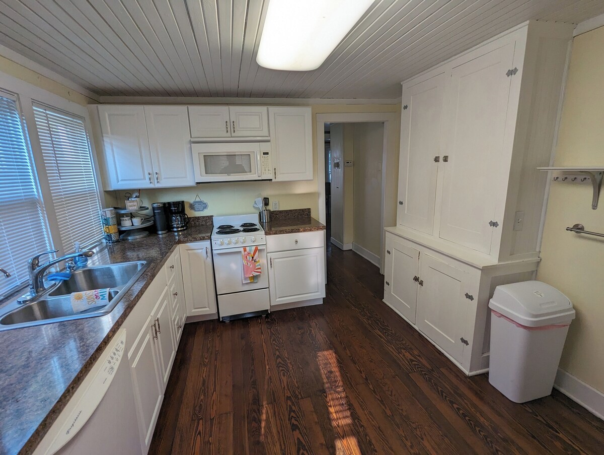 Waterfront lake cottage on gorgeous Clark Lake in Jackson! 4 bedrooms, sleeps 10
