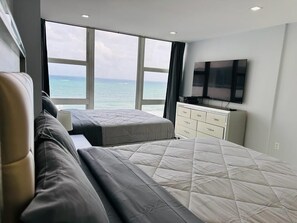 2 queen beds. Ocean front views