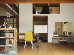 ・[Living room] A living room with an artistic design. The atrium space is open