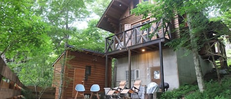 Panoramic view of the villa, deck outside the basement, sauna hut