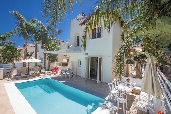 Villa Tania, Beautiful 3BDR Pernera Villa, Close to Beaches and Amenities