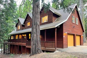 Property Exterior | Driveway (5 Vehicles)