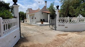 Private villa, with secluded pool and bar. Own olive grove and plenty of grounds