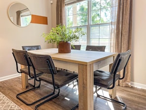 Dining area for 6 guests. Area is located beside a huge window.