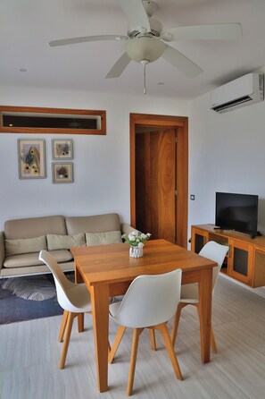 Sitting room and breakfast table