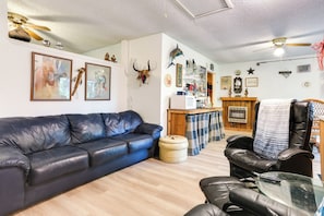 Living Area | Flat-Screen TV | Free WiFi