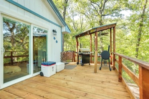 Deck | Gas Grill | Outdoor Dining Area