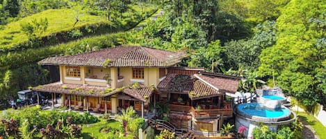The majestic lodge is located in the rain forest. Just West of Volcano Arenal.